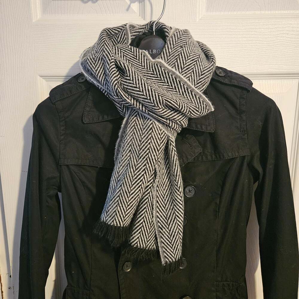 Old Navy winter scarf Black herringbone with black fringe 70x12